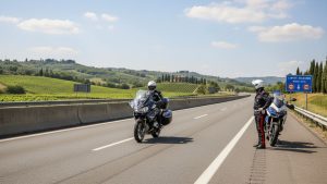 Italie : gants et protection dorsale bientôt obligatoires sur autoroute