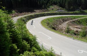 Marquages de virage moto : 80 % d’accidents en moins en Autriche, 61 % en Écosse