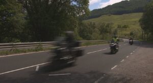 Marquages de virage pour motards : la Norvège adopte le système écossais