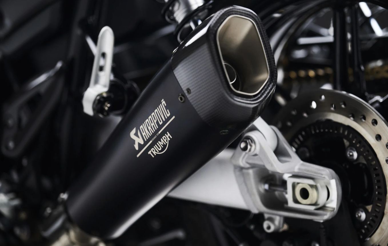 silencieux akrapovic en titane et carbone